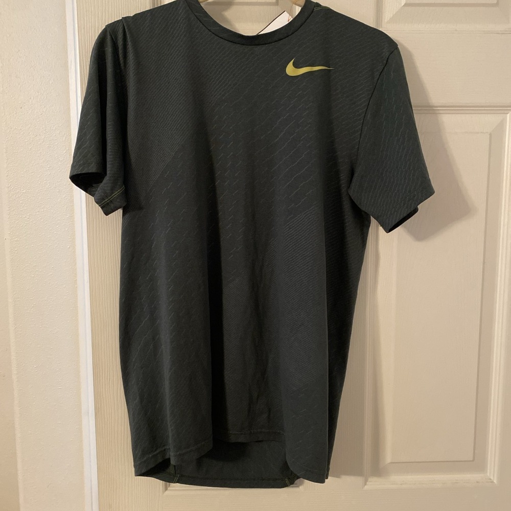 Nike Dri Fit Men's size small‎ Activewear N1